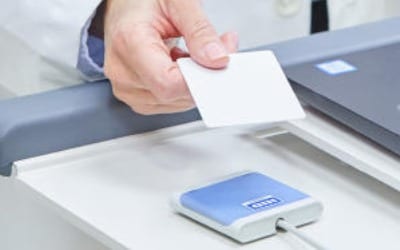 Omnikey Card Reader in Operation with smart card